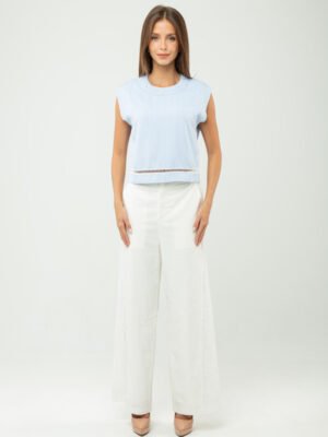 Alternative view of Minimalist Airy Top Resort Look